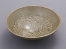 金代耀州窑刻花缠枝菊绿釉瓷碗