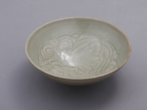 宋代刻花莲花纹青釉瓷碗
