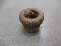 1936年10月红军会宁会师期间红军用来碎盐的石臼窝、捣棒