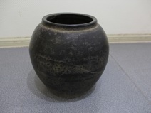 圆口鼓腹黑釉罐