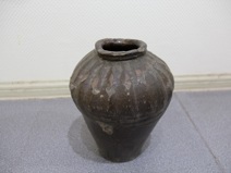 圆口鼓肩南瓜凹凸纹釉罐