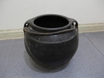 圆口双耳黑釉罐