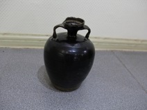 细颈双耳圆口鼓肩黑釉罐