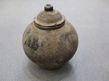 1936年10月红军会宁会师期间红军使用过有盖圆口鼓腹的釉坛