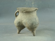 辛店文化附加堆纹单耳红陶三足鬲