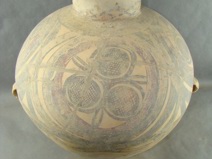 马厂类型四圆圈内填圆圈网格纹双耳彩陶壶